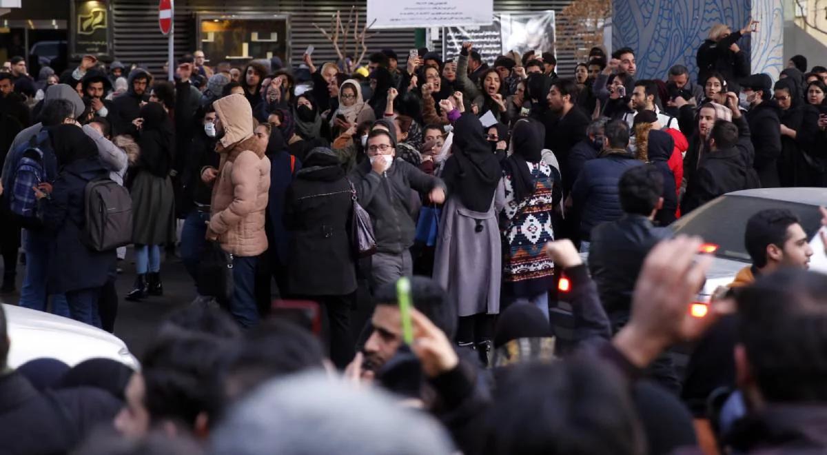 "Kłamcy, kłamcy". Trwają protesty przeciwko rządzącym w Iranie