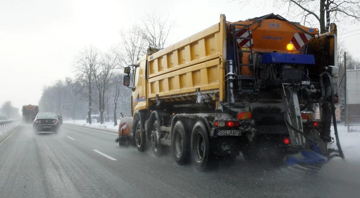 Solarki i pługi w akcji. GDDKiA: wszystkie drogi krajowe są przejezdne