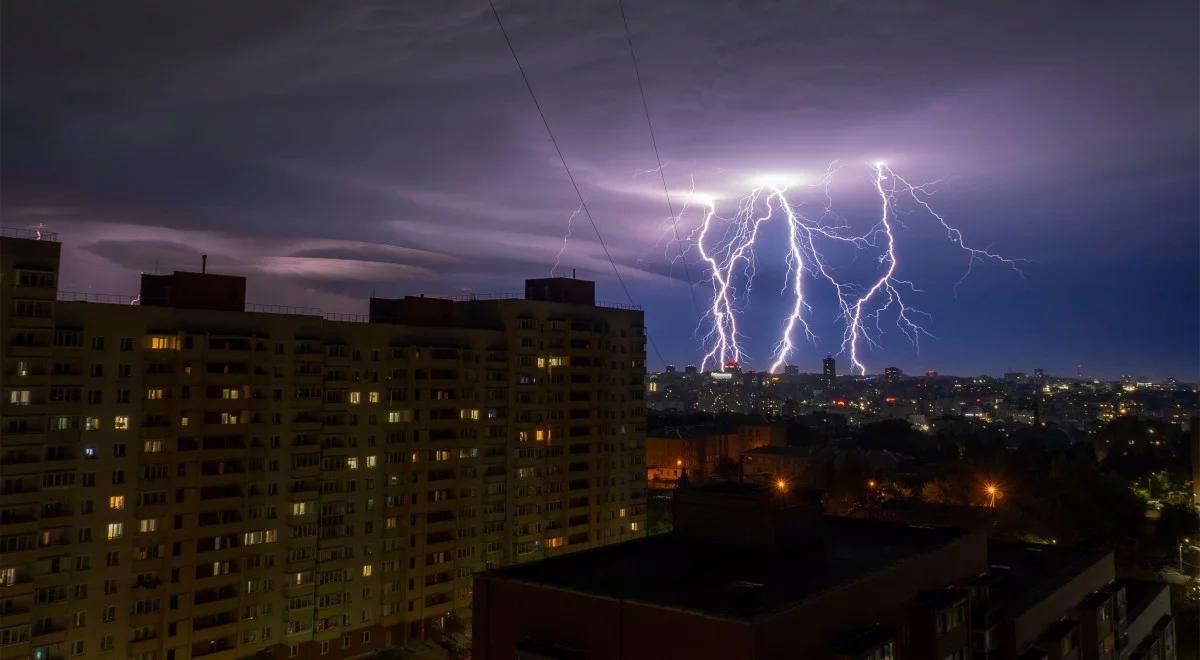 IMGW ostrzega: to będzie niespokojna noc. Nadchodzą burze