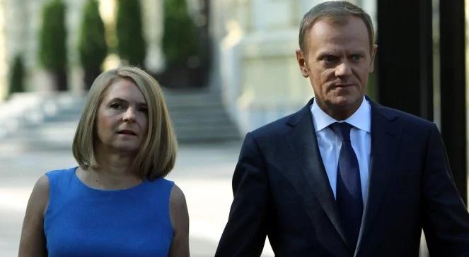 Wybory na żywo. Małżonka w Tuskobusie. "Gosia, powiedz coś"