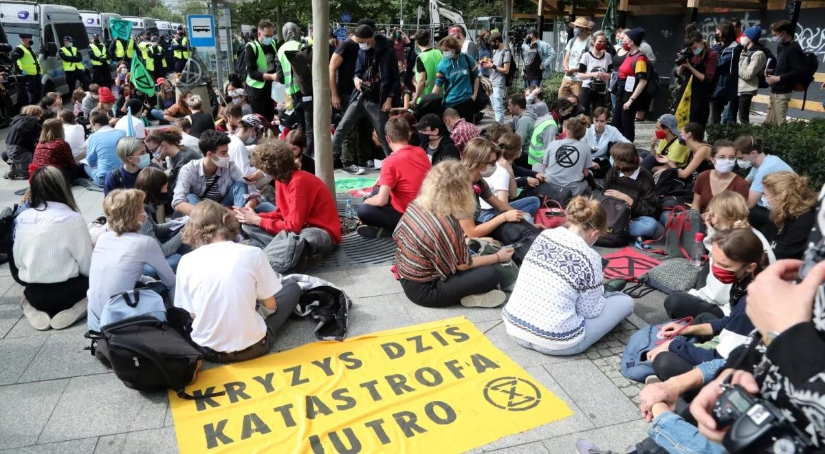 Aktywiści klimatyczni blokowali ul. Świętokrzyską w Warszawie. Dotąd nie skomentowali awarii "Czajki"