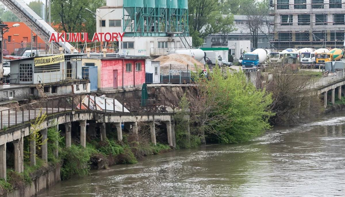 Wrocław: kilkudziesięciometrowe osuwisko na nabrzeżach Odry. Nikt nie został ranny