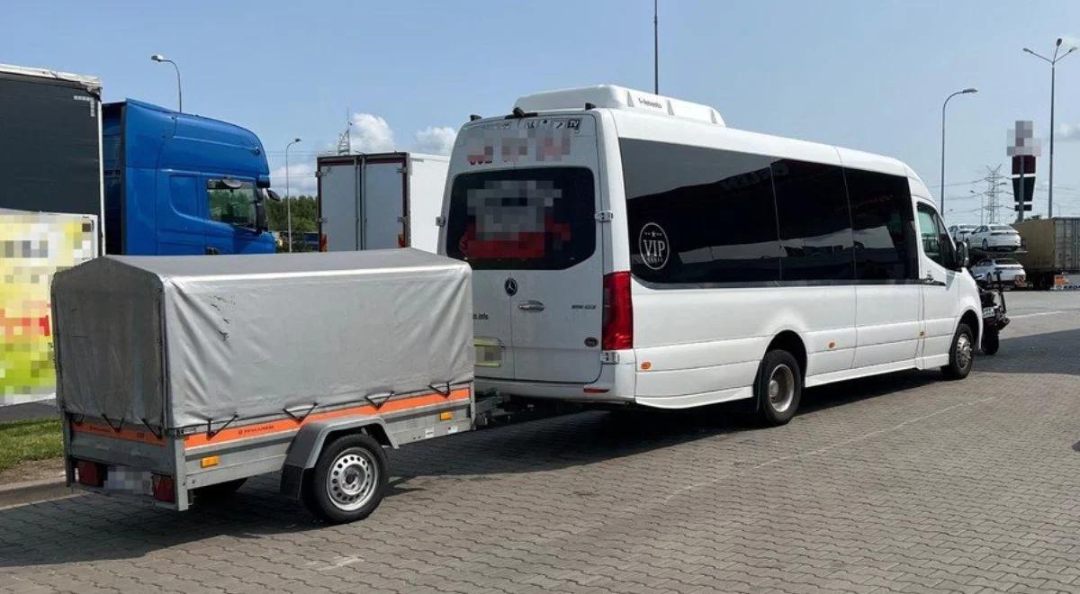 Z trzema promilami wiózł ludzi. Łapówka nie pomogła