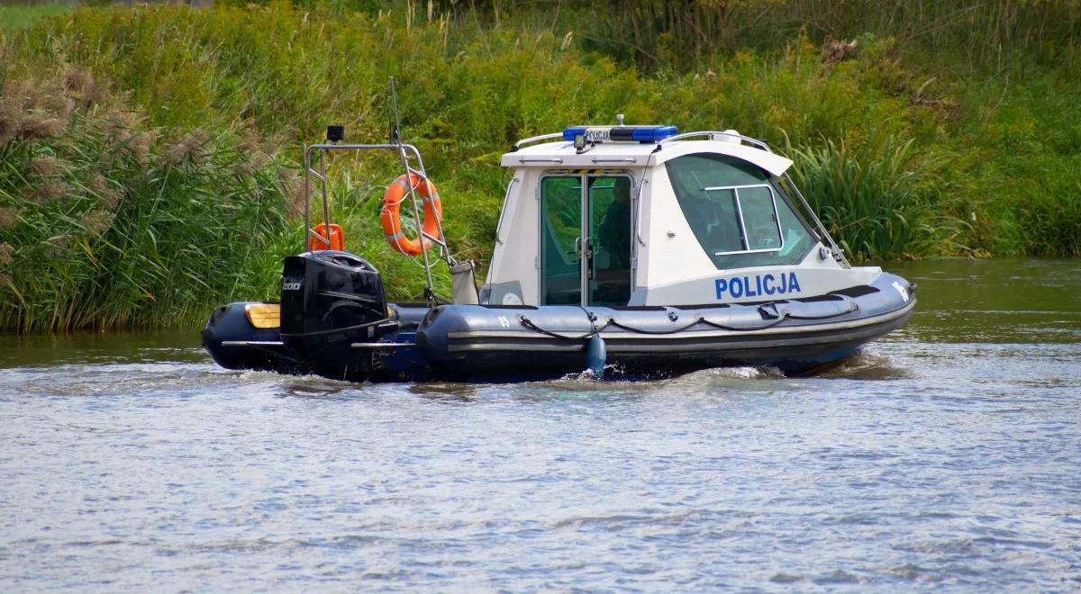 Nocna akcja policjantów i strażaków. Z Narwi wyłowiono ciało 42-letniego mężczyzny