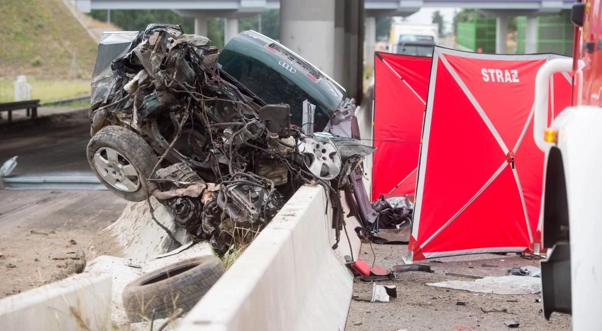  Z wiaduktu na A1 spadło audi; kierowca zginął na miejscu