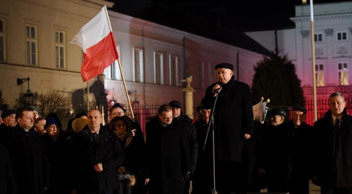 "Jesteśmy w tej chwili razem z panią premier". 82. miesięcznica smoleńska w cieniu wypadku kolumny rządowej pod Oświęcimiem