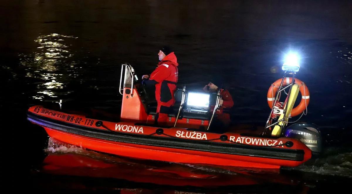 Akcja w Szczecinie. Strażacy wydobyli mężczyznę z Odry. Miał zsunąć się z barki