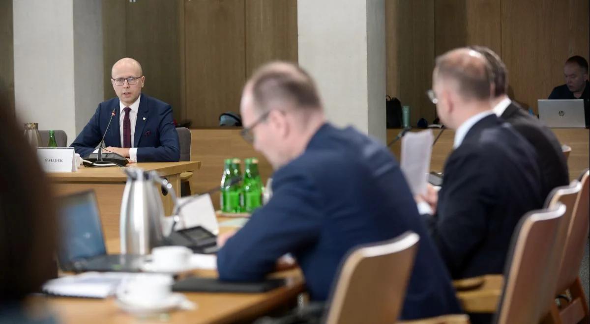 Komisja śledcza ds. afery wizowej. Były konsul potwierdza prośby o przyspieszenie procedur [TRANSMISJA]