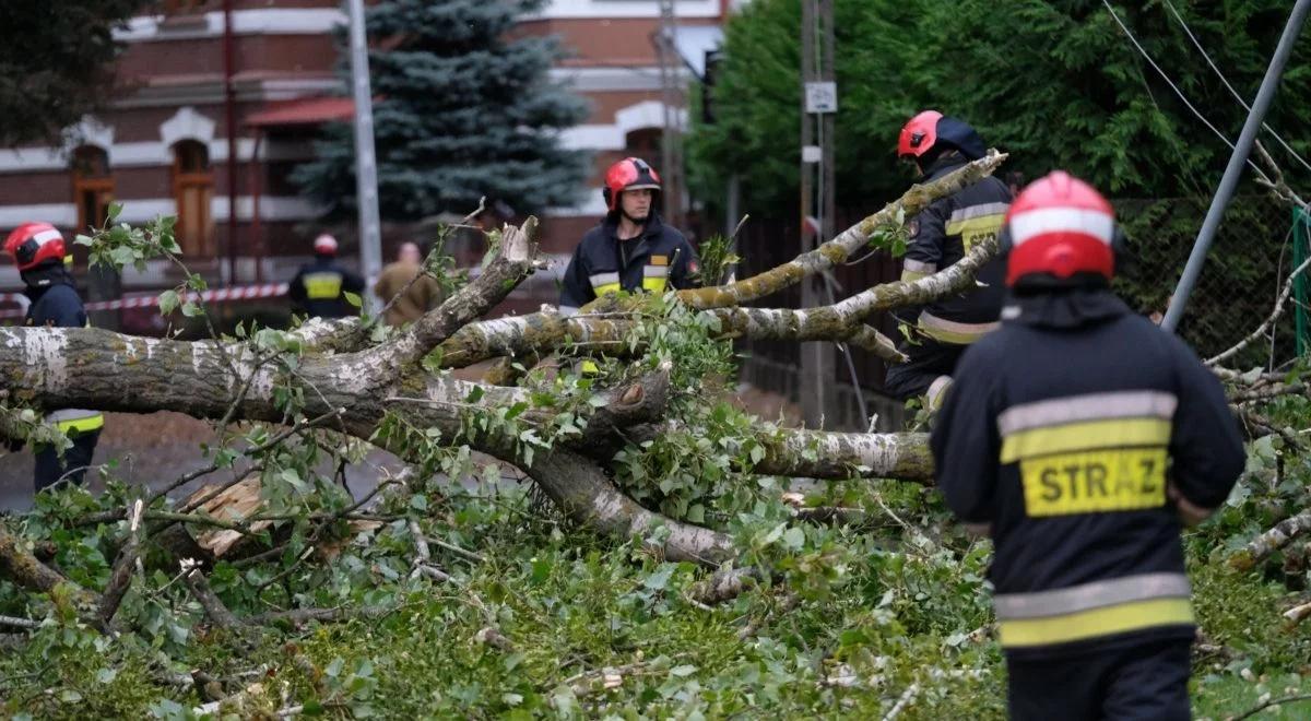 Polska po nawałnicach. Tysiące osób bez prądu, setki interwencji, jedna osoba nie żyje