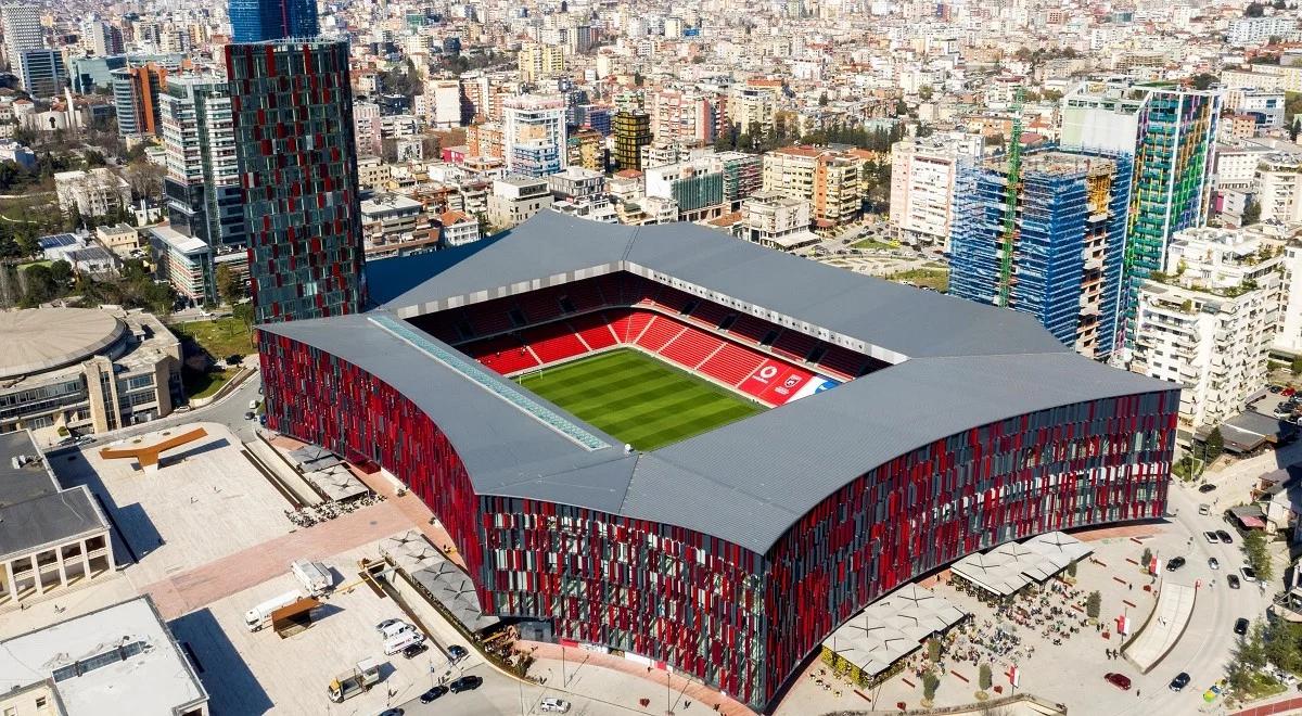 El. MŚ 2022: Albania - Polska. Przed stadionem w Tiranie od trzech lat czeka wyjątkowy kibic. Pomoże Polakom?