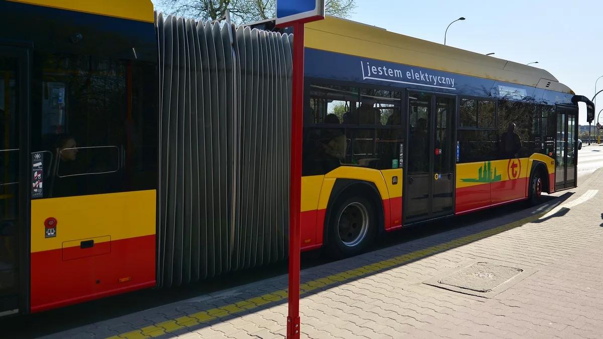 Przytrzaśnięcie drzwiami i ciągnięcie. Kierowca autobusu na zwolnieniu, pasażerka nie żyje