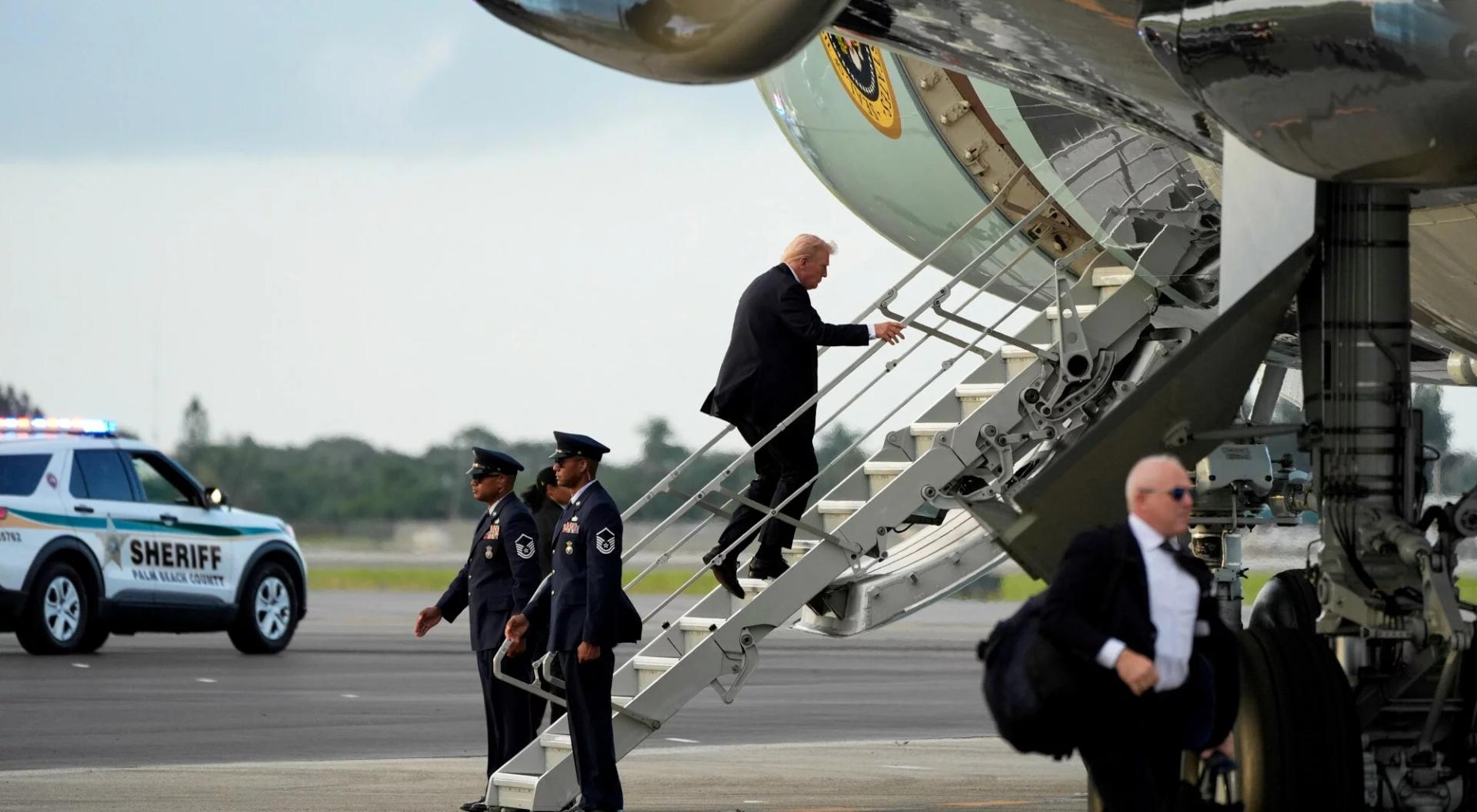 Donald Trump znów zagrożony? Podejrzana konstrukcja przy lotnisku