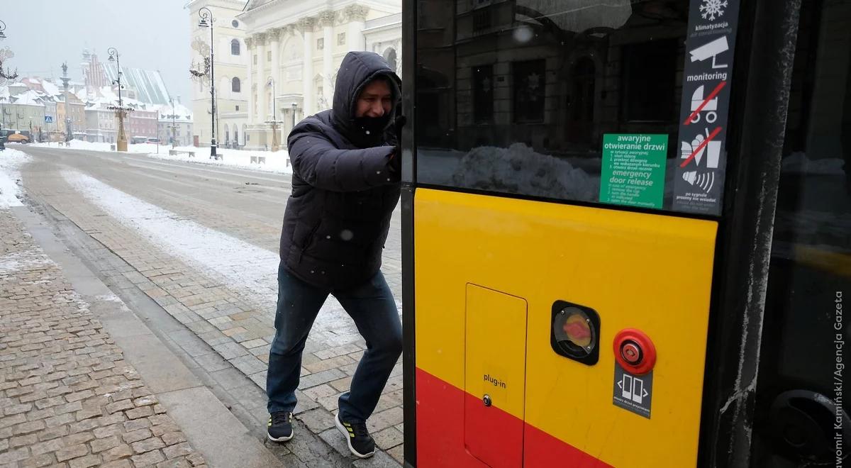 Trzaskowski nagrodził biletem Białorusina, który pchał autobus. Internauci drwią