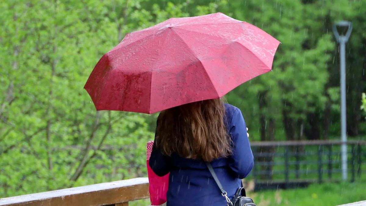 Niedziela ciepła, ale pokropi. W kilku regionach możliwe też burze