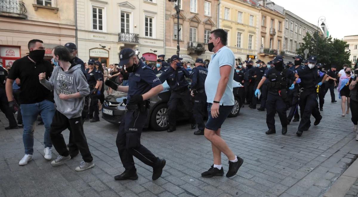 Zatrzymanie "nie za poglądy, tylko za bandycki atak". Komentarze po awanturze na Krakowskim Przedmieściu
