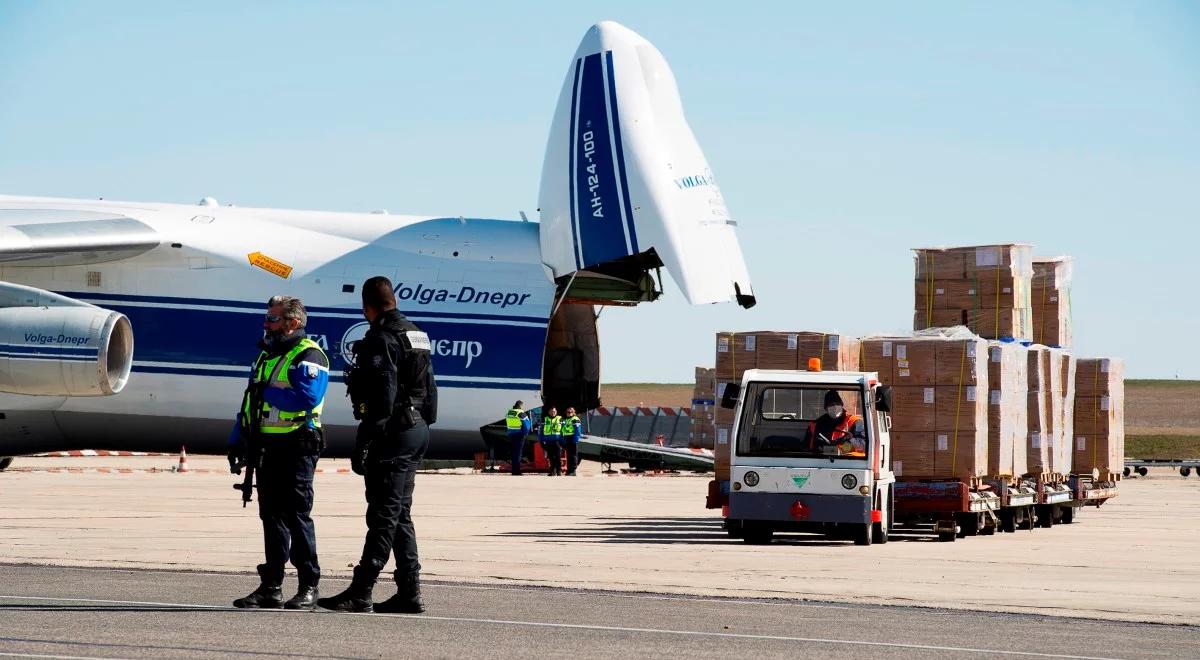 Koronawirus we Francji. Kolejne zgony, dotarł pierwszy gigantyczny transport maseczek