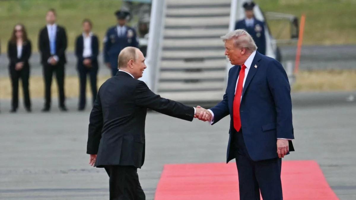 Putin kazał na siebie czekać. Tak wyglądało przywitanie z Trumpem [WIDEO]