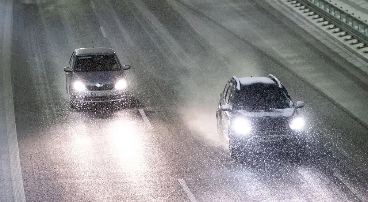 GDDKiA ostrzega kierowców przed opadami i błotem pośniegowym. Apel o ostrożną jazdę