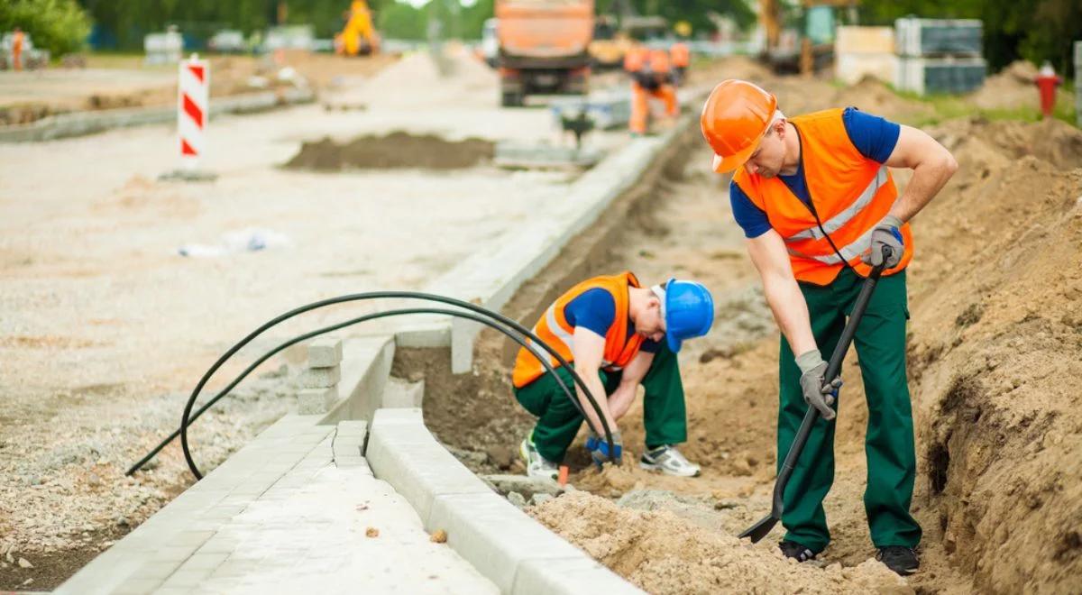 Firmy chcą zatrudniać nowych pracowników. Rąk do pracy brakuje zwłaszcza w jednej branży