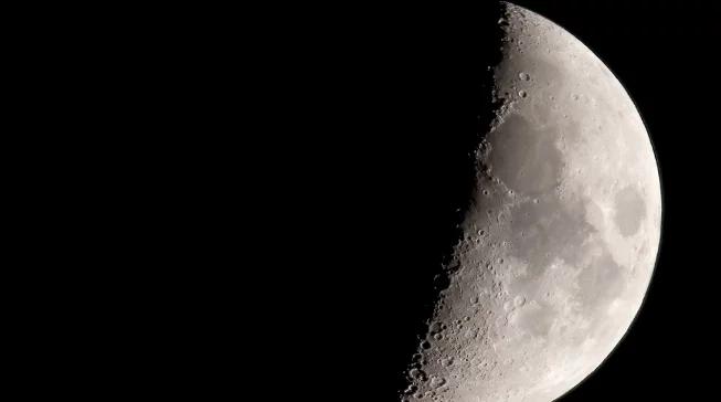 Kosmiczne spotkanie: Księżyc, Saturn i "niebieski olbrzym"