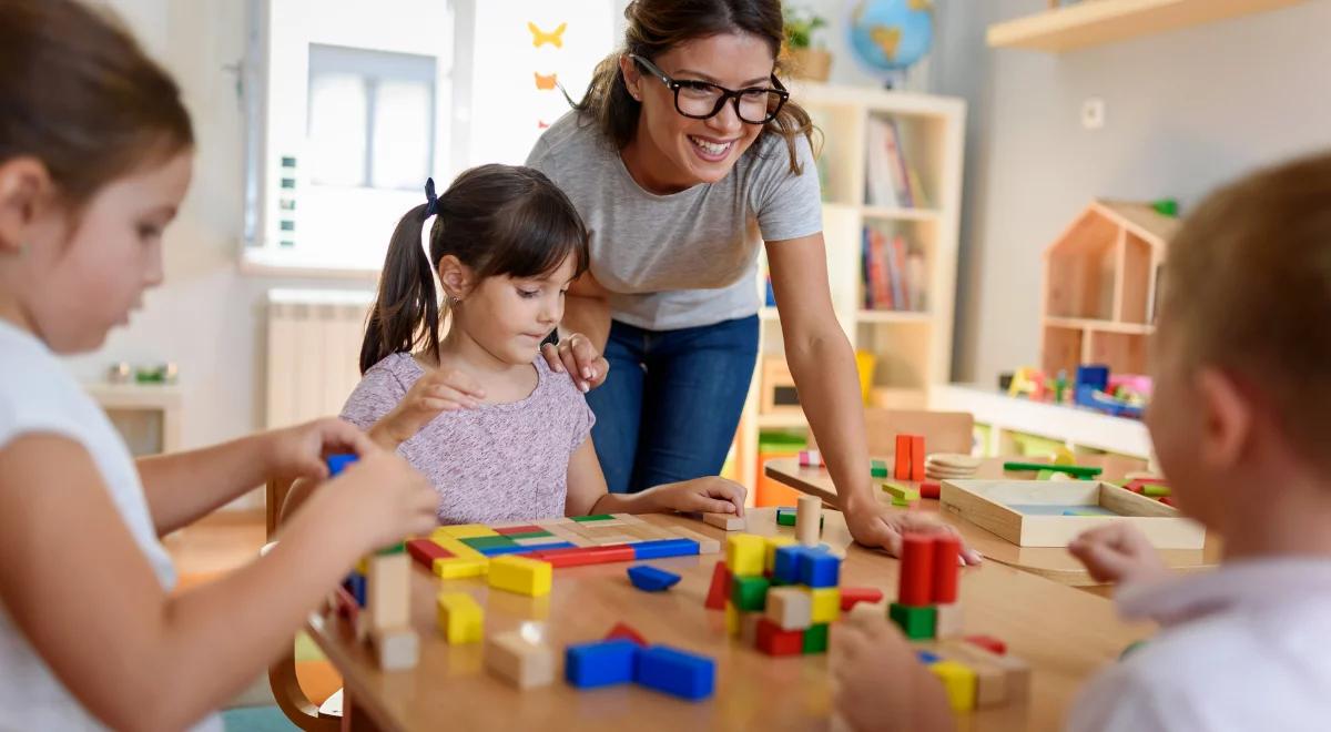 Większość szkół i przedszkoli pracuje w trybie stacjonarnym. Resort edukacji opublikował dane