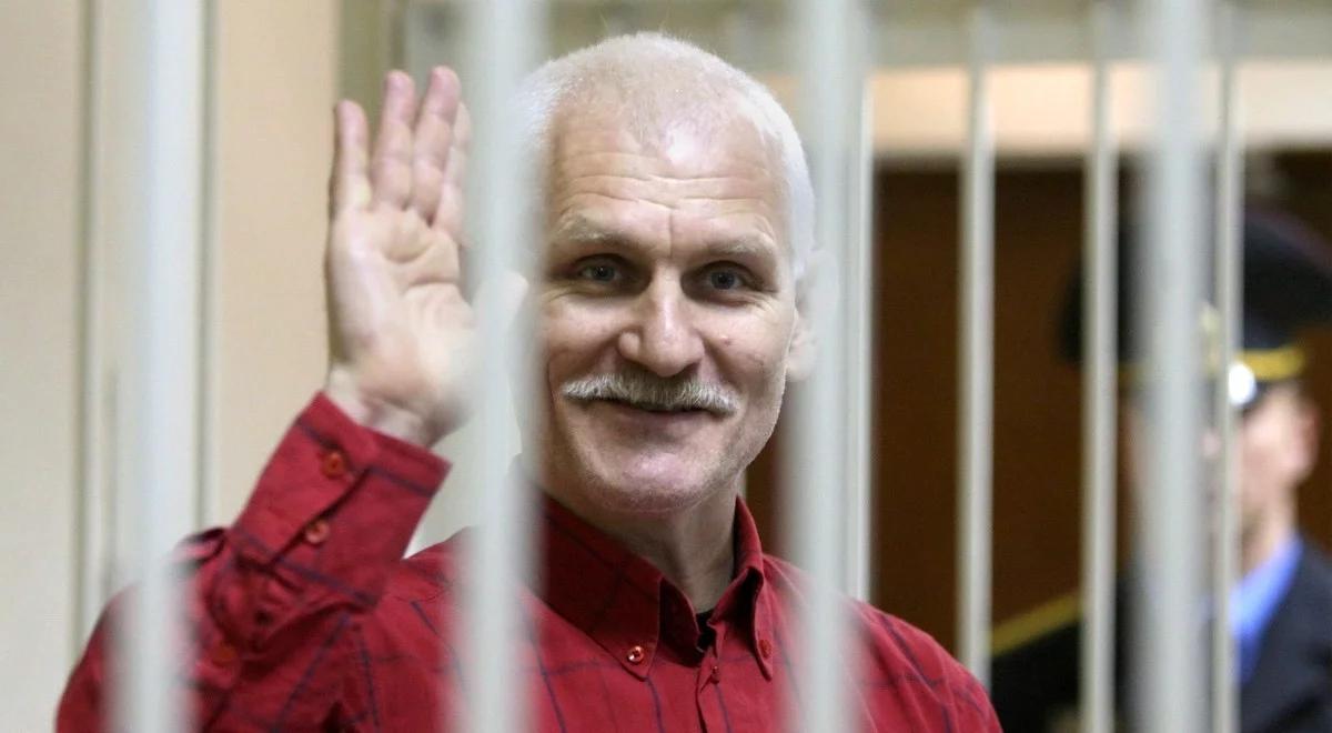 Kim jest Aleś Bialacki, uwięziony noblista? Od dawna ostrzegał o zagrożeniu ze strony Rosji