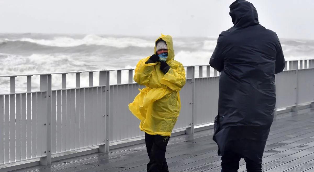 IMGW ostrzega przed silnym wiatrem. Nad morzem w porywach do 75 km/h