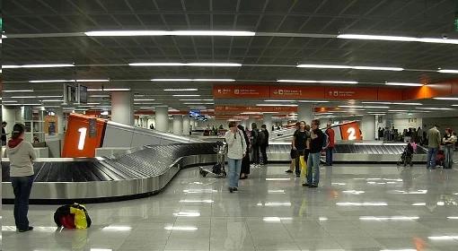 Gigantyczne kolejki na warszawskim Okęciu. Awaria systemu taśmociągów