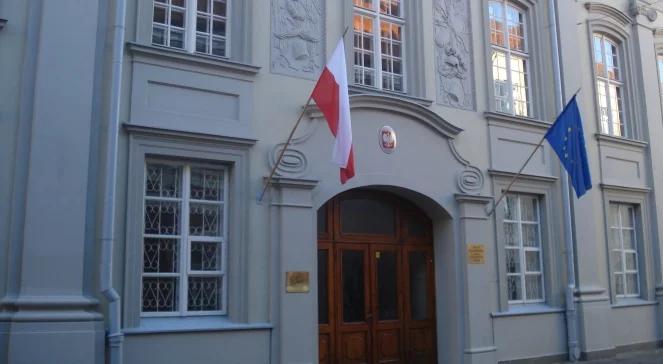 Chuligańskie ataki na Litwie: zaatakowano polską ambasadę w Wilnie. Policja wszczyna dochodzenie