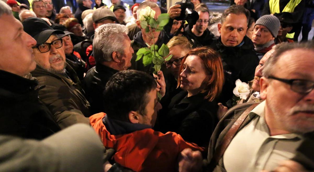 Incydenty podczas miesięcznicy. "Sprawa tragedii w Smoleńsku została zamieciona"