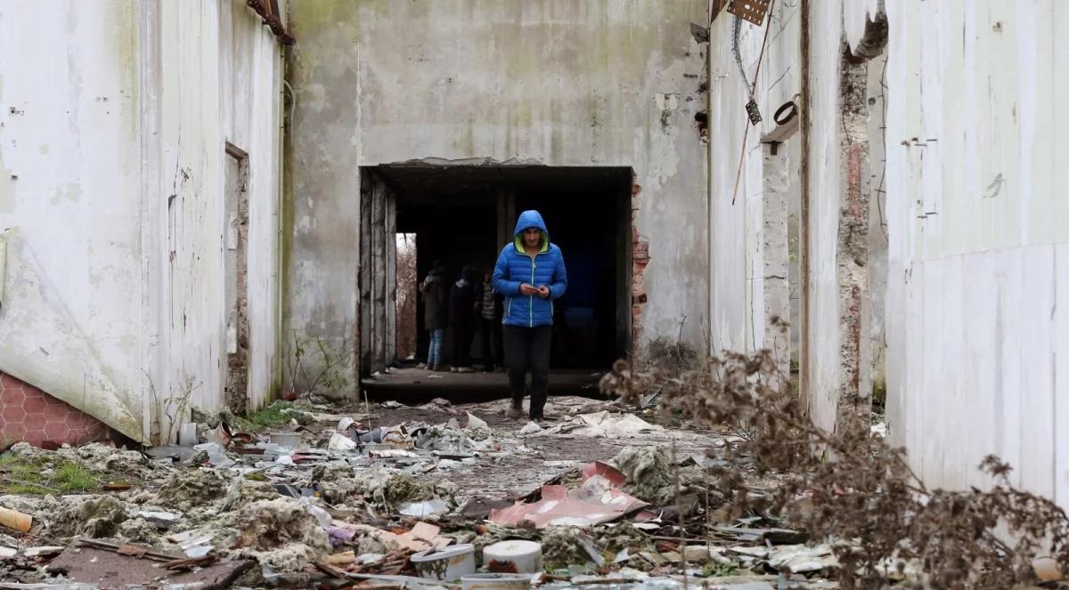 Rzym: migranci w drugi dzień Świąt sprzątają ulice. "Nie mam pracy, więc sprzątam wasze ulice. Dajcie, co łaska"