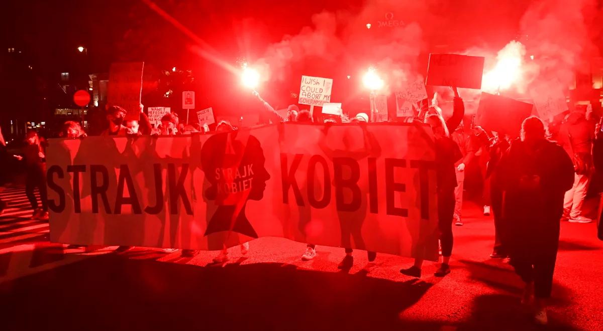 Trwają protesty przed Sejmem. Policja nawołuje do rozejścia się ze względu na pandemię