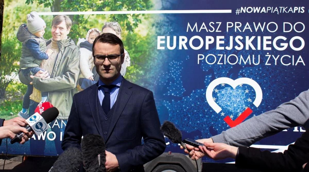 "Masz prawo do europejskiego poziomu życia". PiS zaprezentowało pierwszy billboard w kampanii wyborczej do PE