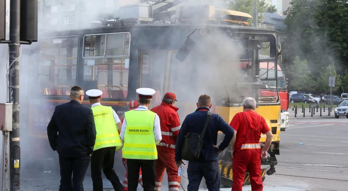 Warszawa: zderzenie autobusu z tramwajem, 10 osób rannych