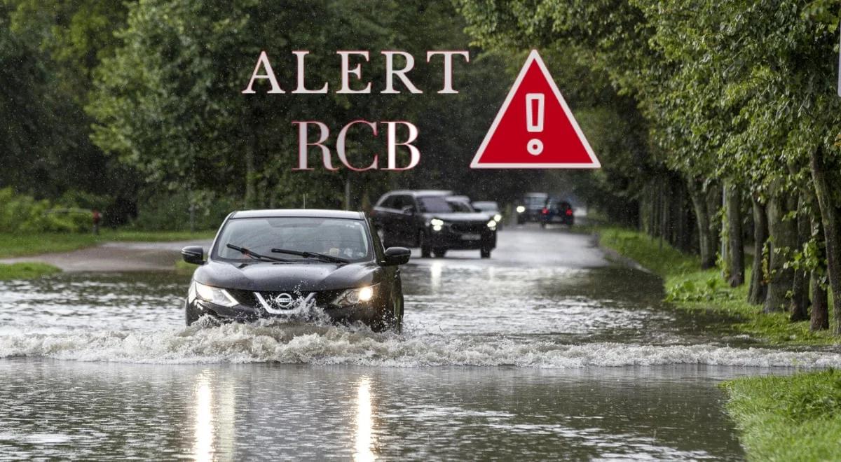 Alert RCB: intensywne opady deszczu, ewentualne podtopienia. Pilny komunikat