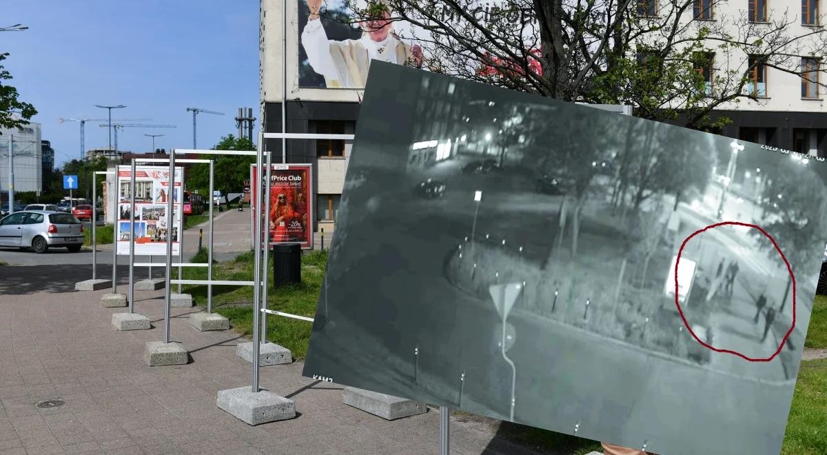 Wystawa poświęcona św. Janowi Pawłowi II ponownie zdewastowana. Monitoring zarejestrował pięciu wandali