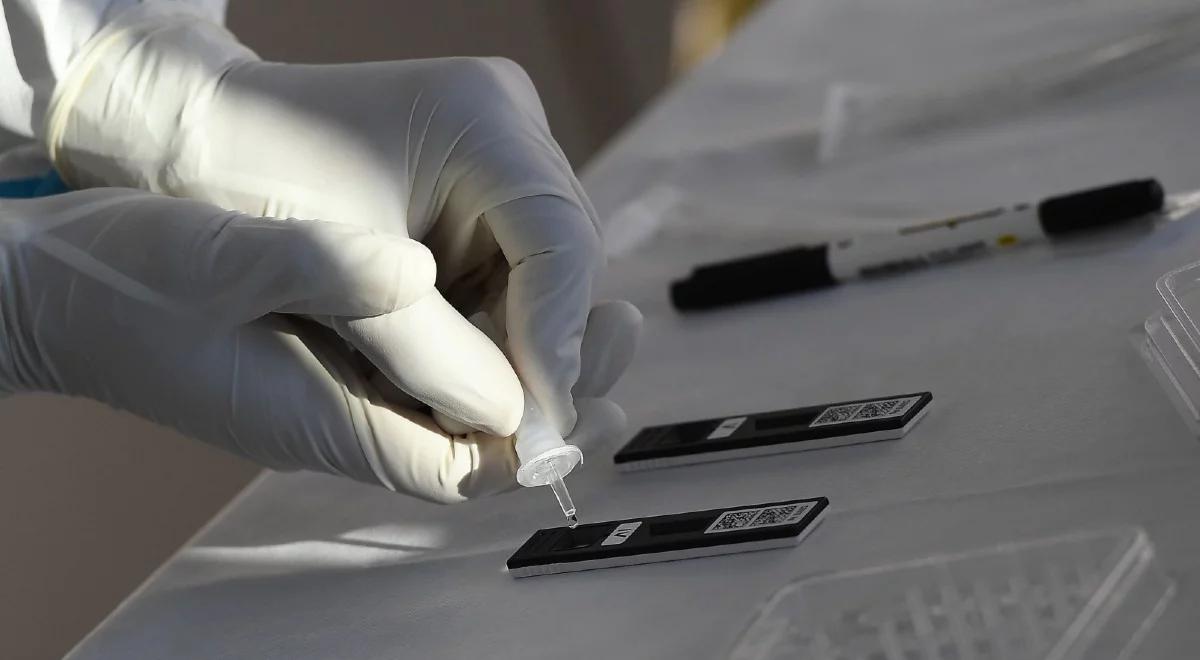 WHO raportuje o mniejszej liczbie zakażeń, KE publikuje rekomendacje dot. testów. COVID-19 na świecie
