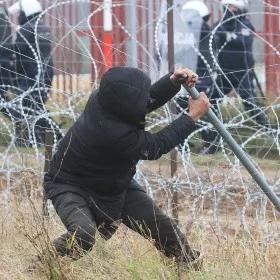 Polskie służby ochroniły granicę. Odparły szturm [RELACJA]