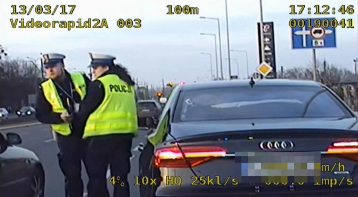 Niecodzienna akcja policji w Poznaniu. Pilotowali auto, w którym dusił się niemowlak