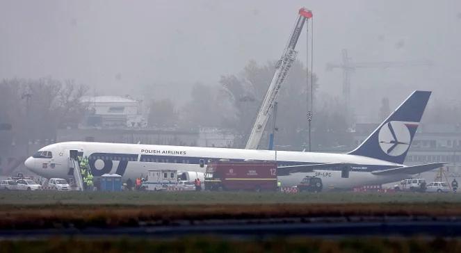 Dwa dźwigi próbują podnieść Boeinga 767 