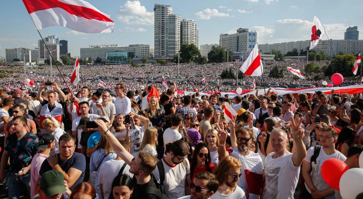 "Świat z przerażeniem patrzył na przemoc". Stanowisko Londynu po białoruskich wyborach