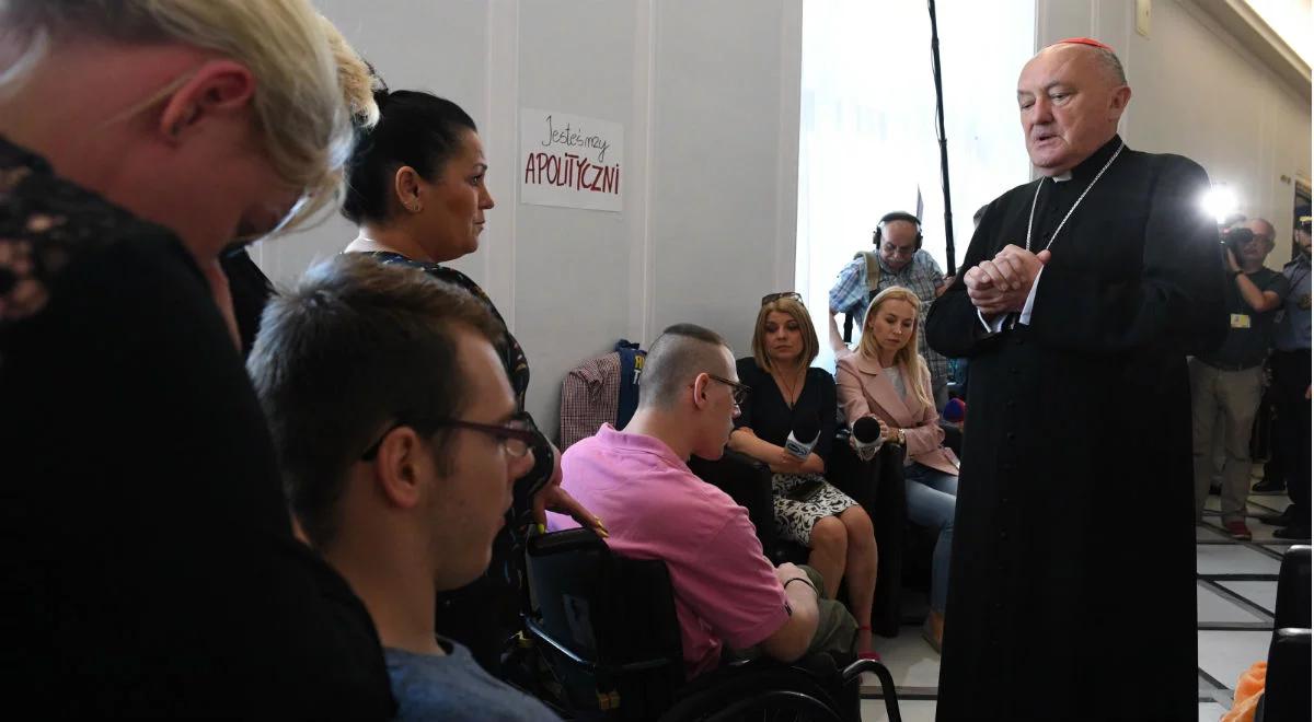 Kard. Kazimierz Nycz spotkał się z protestującymi w Sejmie. "Zostaliśmy wysłuchani"
