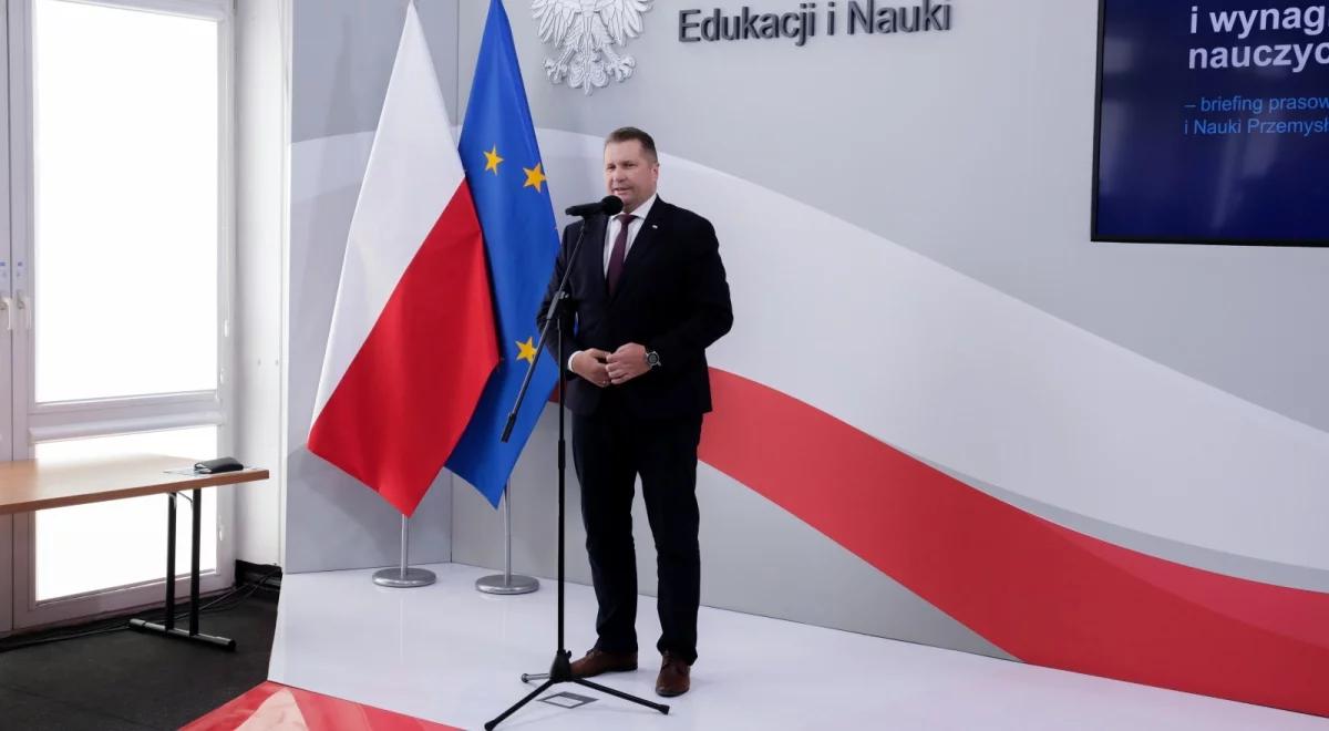 Wzrost pensji nauczycieli o nawet 20 proc. Minister Czarnek zapowiada zmiany