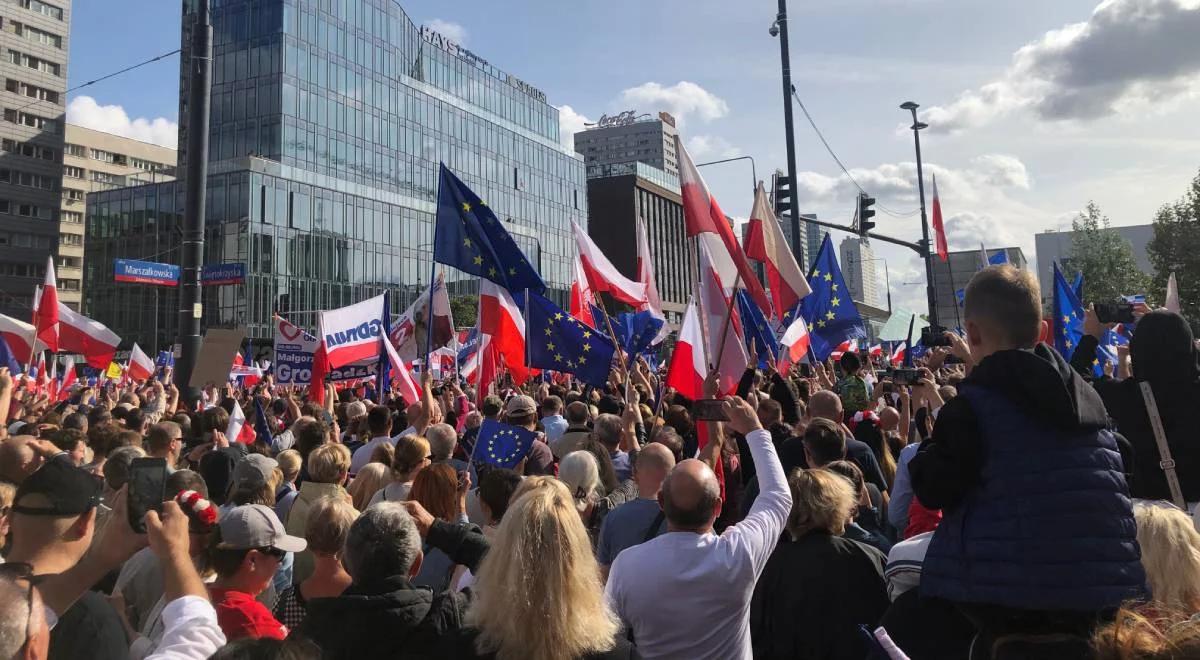 Marsze Trzaskowskiego i Nawrockiego w Warszawie. "Konkurs, kto umie głośniej"