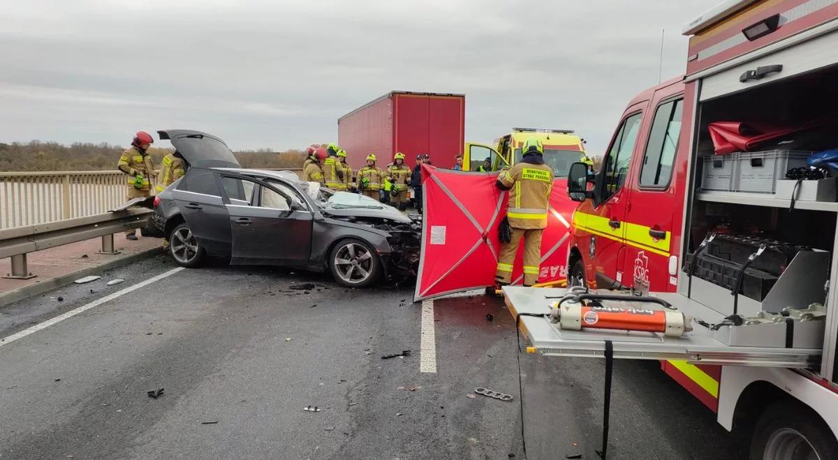Tragiczny wypadek na Mazowszu. Zderzenie auta osobowego z ciężarówką