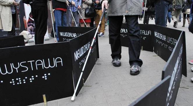 Niewidzialna wystawa otwiera oczy na problem niewidomych