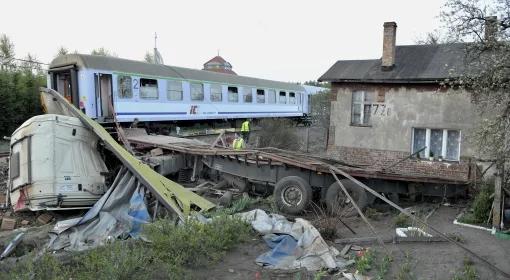 Lębork: zderzenie ciężarówki z pociągiem. 2 osoby nie żyją, wielu rannych