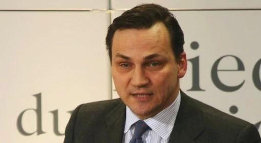 Sikorski o kłopotach naszej ambasady w Mińsku
