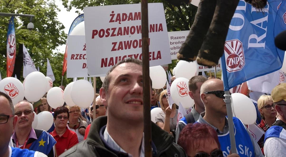 Protest nauczycieli. Żądają podwyżek pensji o 10 proc.