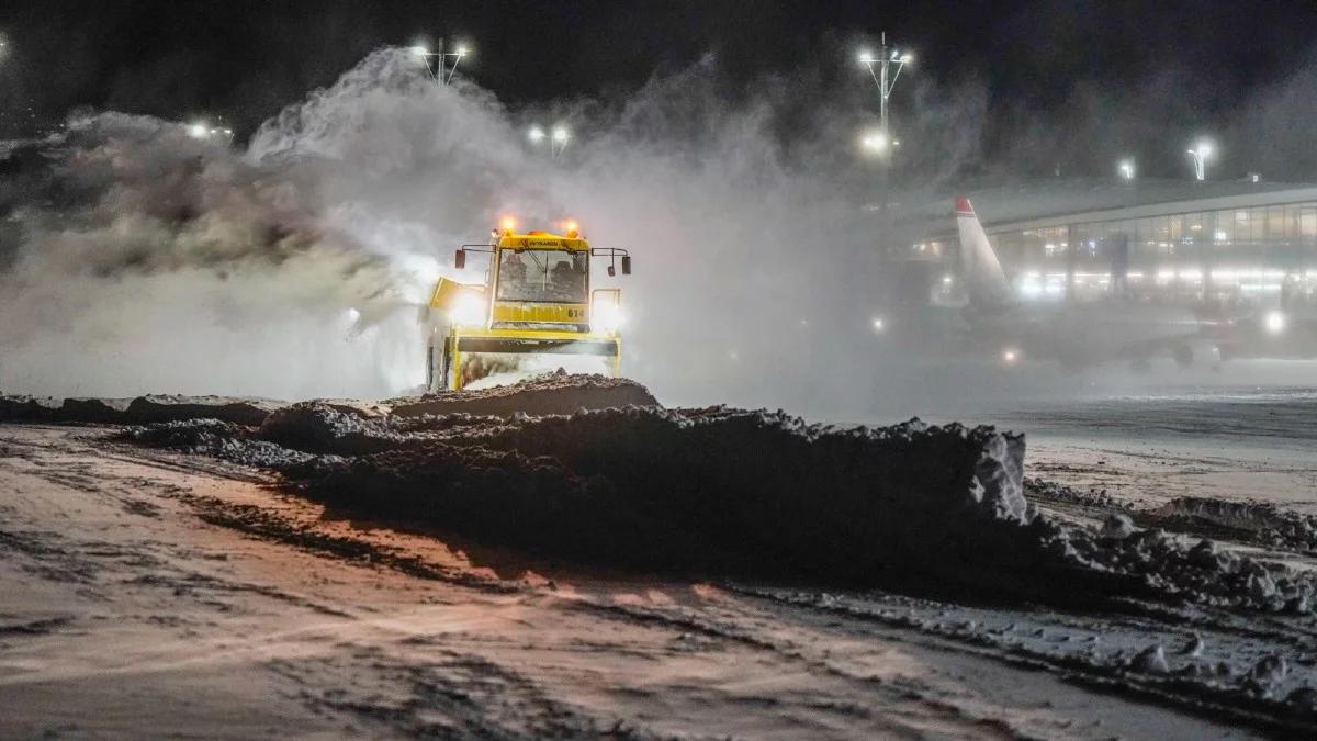 Sroga zima w Skandynawii. Duże utrudnienia w transporcie, przez miasto na nartach biegowych